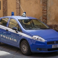 Italijanski karabinjerji čez mejo v Slovenijo zasledovali 48-letnega Srba v ukradenem avtu