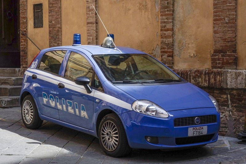 Italijanski karabinjerji čez mejo v Slovenijo zasledovali 48-letnega Srba v ukradenem avtu (foto: Profimedia)