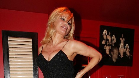 Pamela Anderson pri 51 letih še vedno prava mladenka, ki jemlje dih s svojo postavo