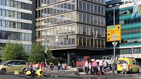 V centru Ljubljane trčenje voznika reševalnega motornega kolesa in osebnega vozila