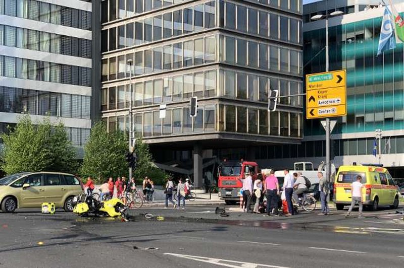 V centru Ljubljane trčenje voznika reševalnega motornega kolesa in osebnega vozila (foto: STA)