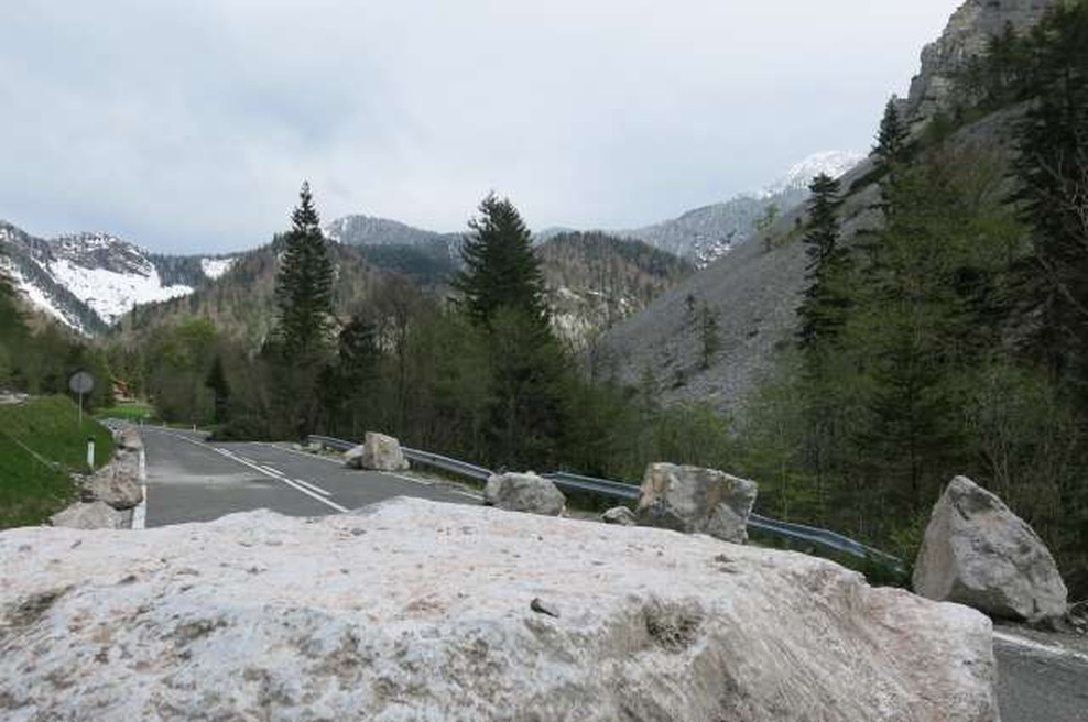 Podljubelj: Skalni podor poškodoval gostinski objekt, izselili so tri osebe (foto: Tinkara Zupan/STA)