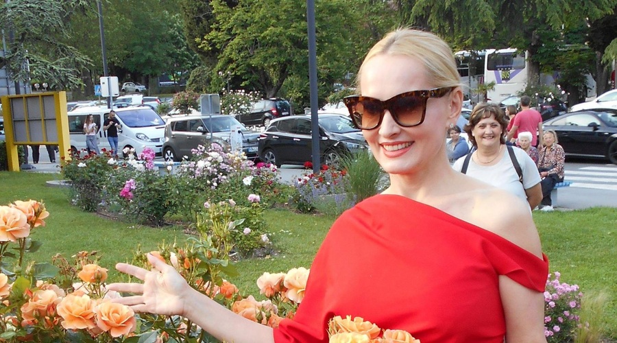 Tanja Ribič posadila vrtnico Portorož. (foto: Alpe)
