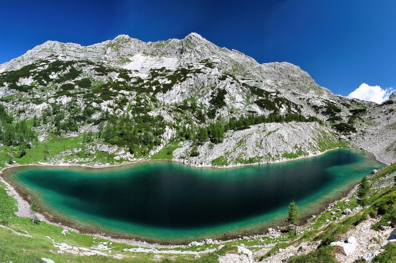Vse več tujcev v dobro obiskanih slovenskih planinskih kočah (foto: Triglav Press)