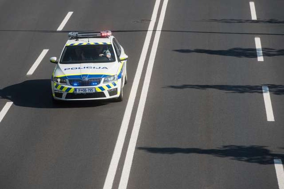 Policisti v okviru akcije Hitrost na pomurski avtocesti izmerili hitrost 203 kilometre na uro (foto: Bor Slana/STA)