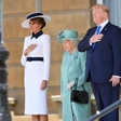 Na dan prišlo, kaj je Melania Trump podarila kraljici Elizabeti