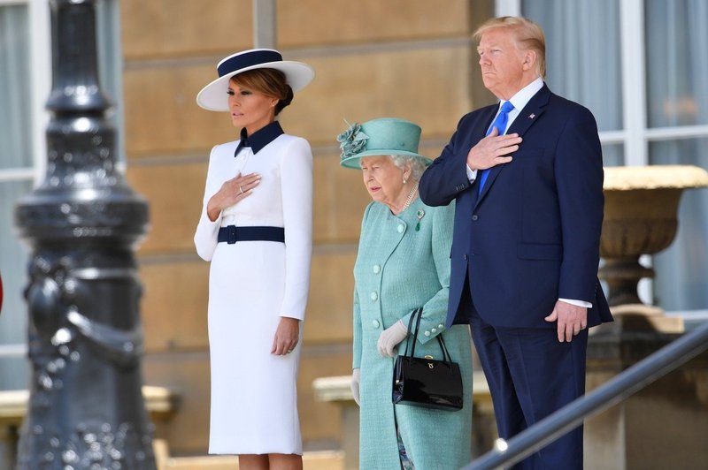 Na dan prišlo, kaj je Melania Trump podarila kraljici Elizabeti (foto: Profimedia)