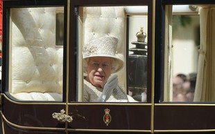 Na 93. rojstni dan kraljice Elizabete se je prvič po porodu v javnosti pojavila Meghan Markel