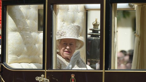 Na 93. rojstni dan kraljice Elizabete se je prvič po porodu v javnosti pojavila Meghan Markel
