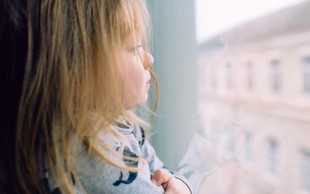 5 čustvenih ran, ki jih v razmerje prinesejo v otroštvu zanemarjene ženske