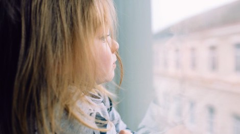 5 čustvenih ran, ki jih v razmerje prinesejo v otroštvu zanemarjene ženske