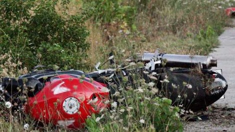 Avstrijski motorist po nesreči pri Kobaridu v življenjski nevarnosti