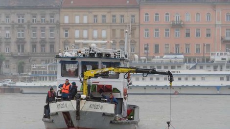 Po nesreči v Budimpešti so iz Donave začeli dvigovati ladjo