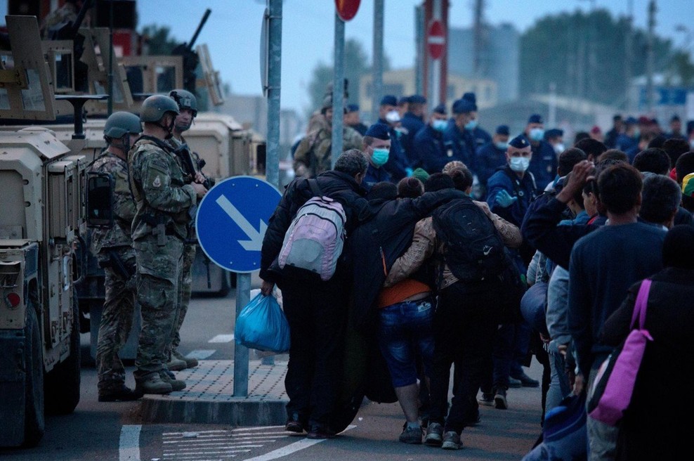 Hrvaška na mejnih prehodih z BiH postavlja premično kovinsko ograjo (foto: profimedia)
