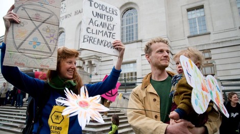 Več sto okoljskih aktivistov se je protestno priklenilo na ograjo urada Merklove