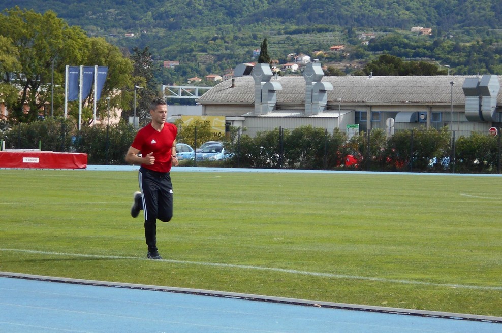 Takole se je sodnik <br />pripravljal na največjo <br />tekmo v svoji karieri. (foto: Ndivja)