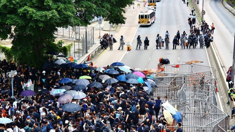 V Hongkongu izbruhnili spopadi med protestniki in policijo