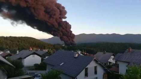Prve raziskave po požaru tovarne v Podskrajniku niso pokazale večjih nevarnosti