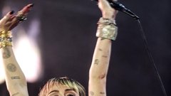 ENERGIČNA<br />Miley vedno divja na odru.