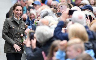 Kate Middleton je tudi v navadnih kavbojkah videti naravnost odlično!
