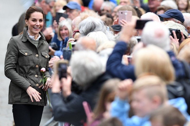 Kate Middleton je tudi v navadnih kavbojkah videti naravnost odlično! (foto: Profimedia)