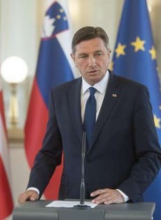 Srčna izbranka sina predsednika Pahorja je v črnih mini tangicah takole zapeljiva, ostali boste brez besed!