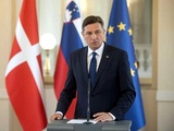 Srčna izbranka sina predsednika Pahorja je v črnih mini tangicah takole zapeljiva, ostali boste brez besed!
