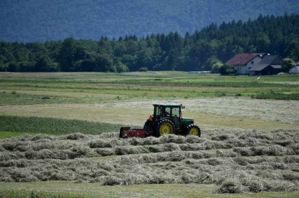 Na Trebanjskem 61-letnik umrl pod traktorjem (foto: STA/Tamino Petelinšek)