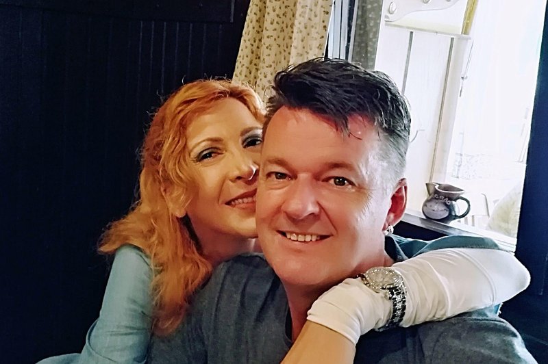 Po dvajsetih letih ljubezni in 15 letih poroke sta Simon in Diana še vedno skupaj. (foto: Oa)