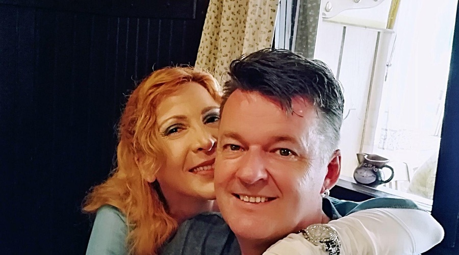 Po dvajsetih letih ljubezni in 15 letih poroke sta Simon in Diana še vedno skupaj. (foto: Oa)