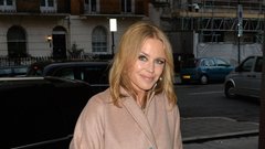 Kylie Minogue<br />Pred desetimi leti je pevka Kylie Minogue (51 let) odkrila, da ima raka na dojki. Kar nekaj let je minilo, preden je bila prepričana, da je bolezen izginila in da se je spet počutila zdravo. Pomagal ji je nasvet bližnjih, naj bo sebična in pusti, da ji pomagajo.