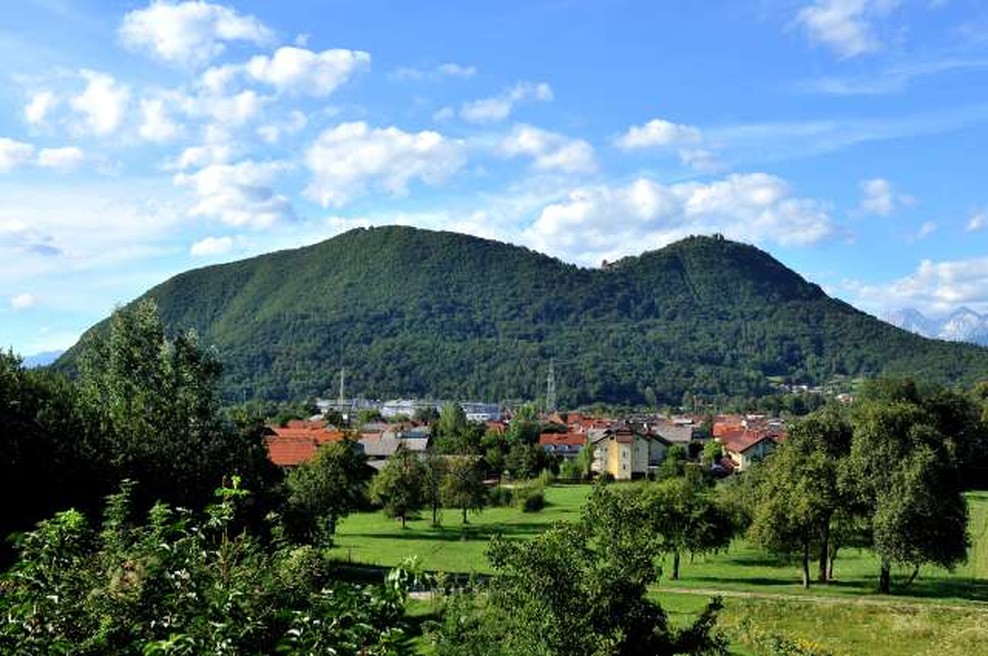 Parkirišče v Tacnu pod Šmarno goro odslej plačljivo (foto: Tamino Petelinšek/STA)