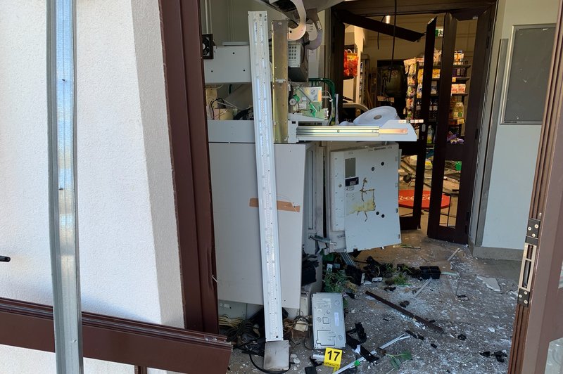 Senožeče: Ponoči so nepridipravi razstrelili bankomat (foto: PU Koper)
