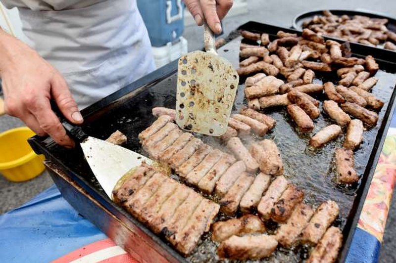 V sezoni piknikov bodite pozorni na pravilno pripravo hrane (foto: STA/Tamino Petelinšek)