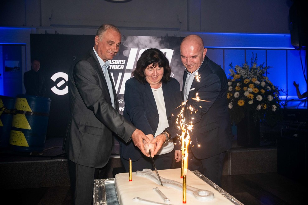 Darko Hrastnik, predsednik uprave Unior, Klavdija Kojc, vodja marketinga, in Danilo Lorger, direktor programa Ročno orodje, so skupaj zarezali v torto.