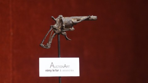 Pištolo, s katero naj bi se ustrelil Van Gogh, prodali za 162.000 evrov