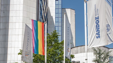 Mesec ponosa v Novartisu v Sloveniji obeležili z mavrično zastavo