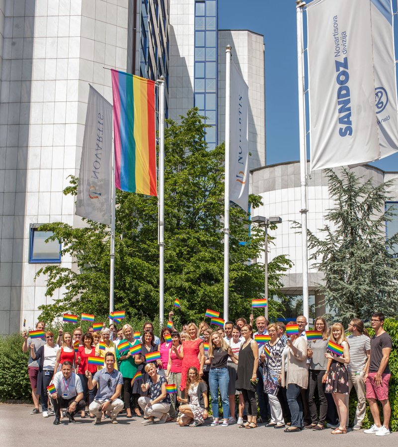 Mesec ponosa v Novartisu v Sloveniji obeležili z mavrično zastavo (foto: Novartis Press)