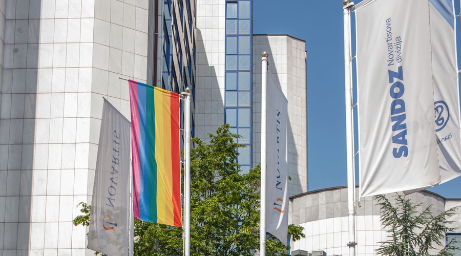 Mesec ponosa v Novartisu v Sloveniji obeležili z mavrično zastavo (foto: Novartis Press)