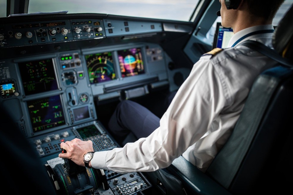 Zamuda letala zaradi prepira med pilotom in članom posadke ter nepomite posode (foto: profimedia)