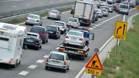 Vozniki, pozor: Zaradi praznika v nekaterih državah je močno povečan promet na slovenskih cestah