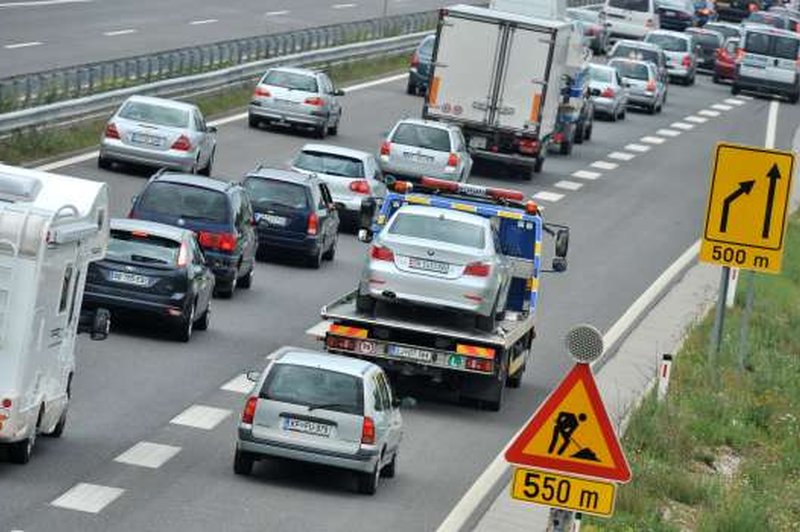 Vozniki, pozor: Zaradi praznika v nekaterih državah je močno povečan promet na slovenskih cestah (foto: STA/Tamino Petelinšek)