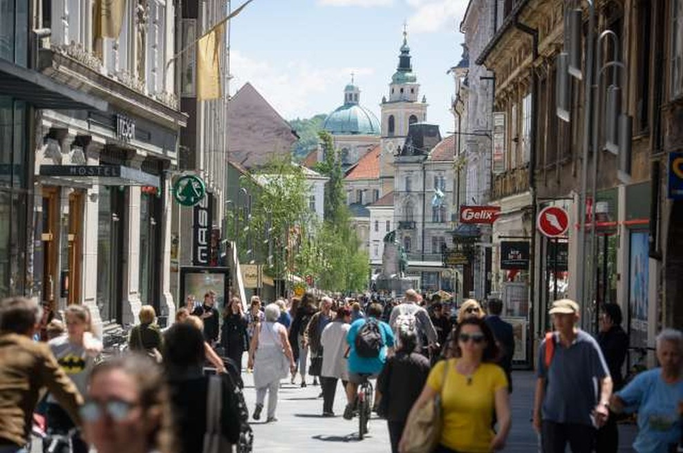 Oborožen rop prodajalne na ljubljanski Čopovi (foto: Nebojša Tejić/STA)
