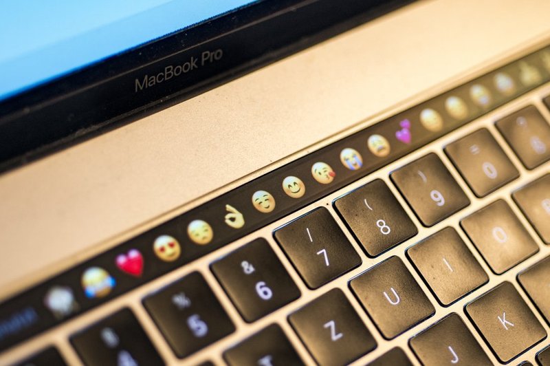 Apple zaradi pregrevanja baterij vpoklical starejše macbooke (foto: profimedia)