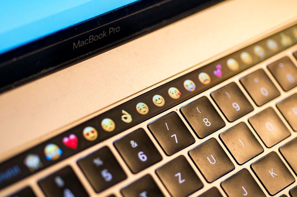 Apple zaradi pregrevanja baterij vpoklical starejše macbooke (foto: profimedia)
