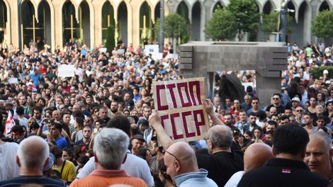 Protesti v Gruziji odnesli predsednika parlamenta, a nemirov še ni konec