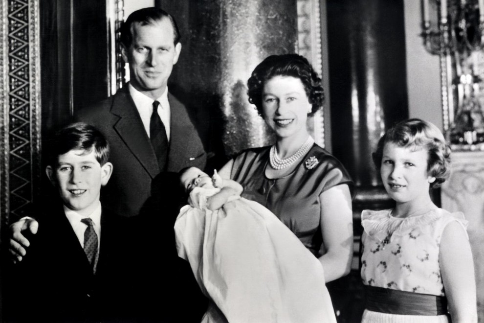 Kraljevi par z otroki, princem Charlesom, 
princeso Anne in princem Andrewem.