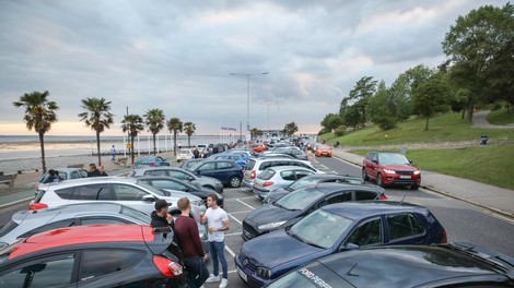 V splitskem pristanišču v morju avtomobil ljubljanske registracije