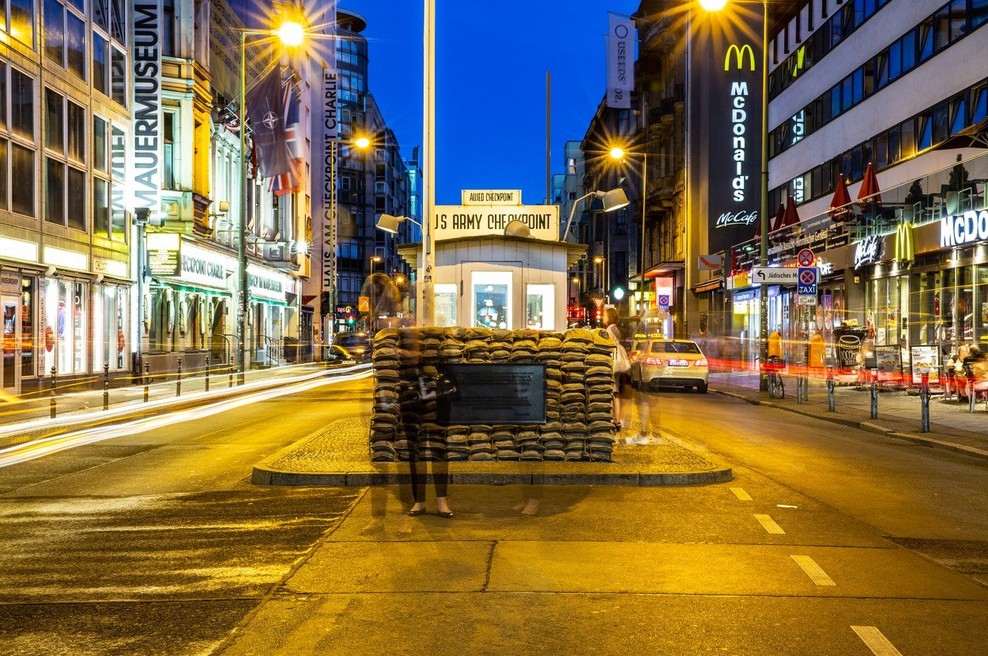 V Berlinu imajo velike načrte za Checkpoint Charlie (foto: Profimedia)