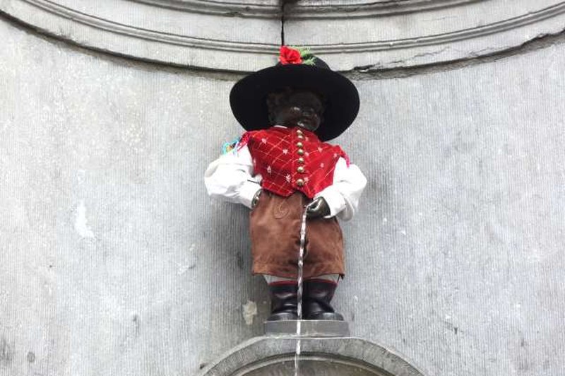 Bruseljski Manneken Pis znova v slovenski obleki (foto: STA)